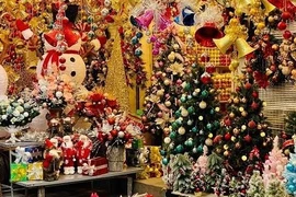 Resulta vibrante mercado de adornos de Navidad en Hanoi