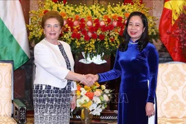 Dirigente de Vietnam recibe a primera vicepresidenta de Asamblea Nacional de Hungría