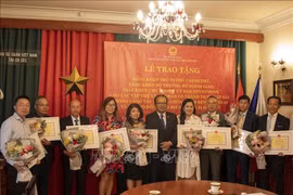 Honran a vietnamitas en Europa por sus aportes al país de origen