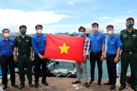 Entregan cientos de banderas nacionales a pescadores en isla vietnamita de Phu Quy
