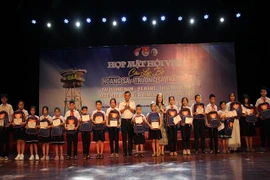 Otorgan en Vietnam becas a estudiantes con desventajas económicas