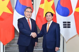 Canciller vietnamita recibe a su homólogo surcoreano Park Jin 