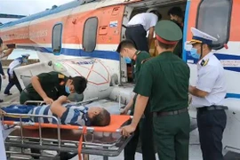 Trasladan un paciente desde Truong Sa a tierra firme