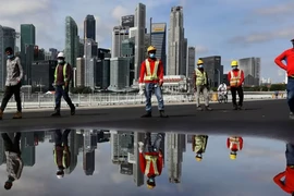 Singapur continúa flexibilizando restricciones de COVID-19 contra trabajadores migrantes