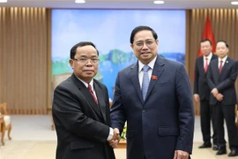 Premier vietnamita realza cooperación con Laos en labor de inspección