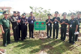 Jóvenes oficiales de guardia fronteriza camboyana y vietnamita impulsan intercambios