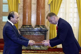 Presidente vietnamita recibe a embajadores de Ucrania y Canadá