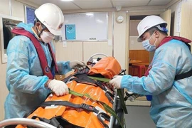 Rescatan en Vietnam a marinero bangladesí enfermo en el mar