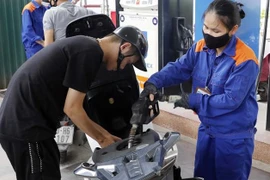 Reducen precios minoristas de la gasolina en Vietnam