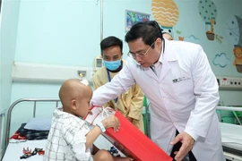 Premier vietnamita visita pacientes pediátricos con motivo del Día Internacional del Niño