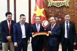 Presidente vietnamita recibe a entrenadores de fútbol masculino y femenino