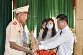 Otorgan medalla de valentía a oficial vietnamita por salvar vidas a accidentados