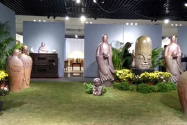 Artista vietnamita moldea estatuas de cerámica de Buda 