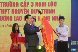 Presidente del Parlamento asiste al aniversario 60 de la escuela secundaria en Nghe An