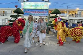 Primer grupo de turistas internacionales a Can Tho en crucero de cinco estrellas