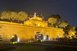 Conectan tour nocturno de Ciudadela Imperial de Thang Long con turistas de todo el país