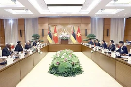  Presidente del Parlamento vietnamita sostiene conversación con su homóloga mozambiqueña