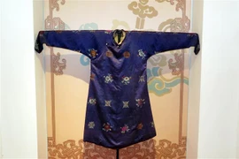 Efectúan exposición sobre trajes de mandarines de la dinastía Nguyen 