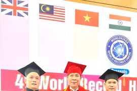Primer vietnamita en recibir el título de Profesor Honorario de la Universidad de Récords Mundiales