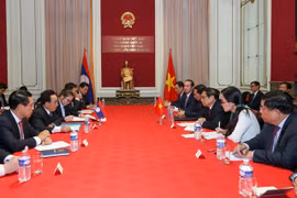 Premier vietnamita se reúne con su homólogo laosiano en Bruselas 