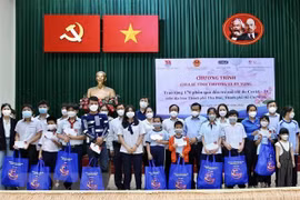 Entregan donaciones a niños huérfanos por COVID-19 en Ciudad Ho Chi Minh