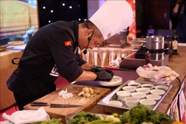  Chefs vietnamitas compiten en procesamiento de cocina internacional