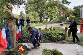 Rinden tributo al Presidente Ho Chi Minh en Francia con motivo del Día Nacional