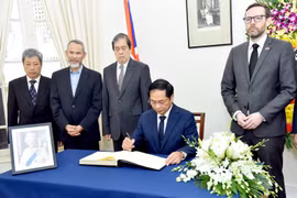 Canciller vietnamita firma libro de condolencias en memoria de la Reina Isabel II