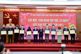 Honran a vietnamitas residentes en extranjero con aportes destacados al desarrollo nacional