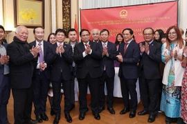 Primer ministro de Vietnam se reúne con comunidad de connacionales en Bélgica