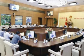Comité Permanente del Parlamento vietnamita evalúa paquetes para desarrollo económico