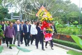 Destacados jefes de aldeas de Vietnam y Laos visitan pueblo natal del Presidente Ho Chi Minh 