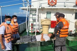 Auxilian a pescador vietnamita enfermo para recibir tratamiento adecuado