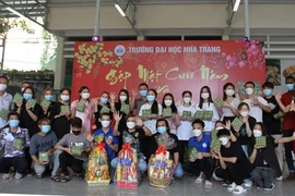 Estudiantes laosianos experimentan momentos inolvidables durante el Tet en Vietnam
