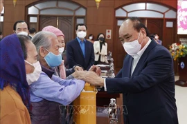 Presidente de Vietnam obsequia regalos del Tet a hogares pobres en ciudad de Da Nang