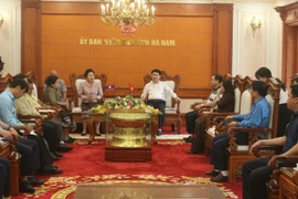 Delegación de la Federación de Sindicatos de Laos visita provincia de Ha Nam