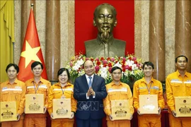 Presidente vietnamita se reúne con excelentes trabajadores de sector electricidad
