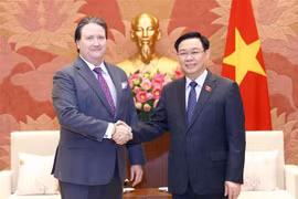 Presidente del Parlamento vietnamita se reúne con embajador de Estados Unidos en Hanoi 