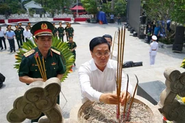 Vicepremier vietnamita rinde homenaje a mártires caídos por la independencia