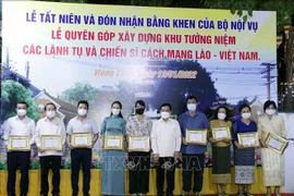 Laos honra a vietnamitas por actividades caritativas en su país