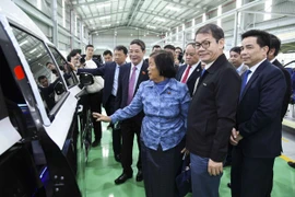 Delegación parlamentaria de Camboya visita grupo vietnamita THACO
