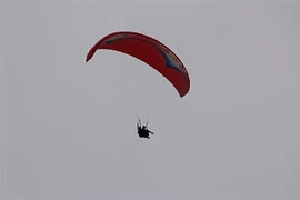 Vuelos en parapente, punto destacado para estimular el turismo en Hoa Binh