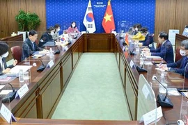 Canciller vietnamita dialoga con su homólogo sudcoreano