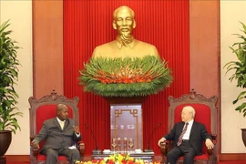 Máximo dirigente vietnamita recibe a presidente de Uganda