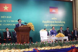 Premieres de Vietnam y Camboya asisten al Foro de promoción de comercio e inversiones