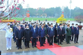 Dirigentes vietnamitas rinden homenaje al Presidente Ho Chi Minh