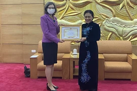 Otorgan medalla conmemorativa por la paz a embajadora canadiense en Vietnam