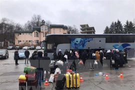 Evacuan a tres mil 500 vietnamitas de zonas de conflicto en Ucrania
