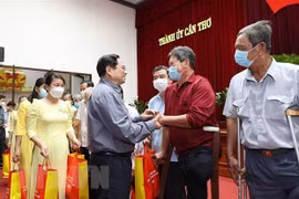 Primer ministro de Vietnam visita localidades sureñas en ocasión del Tet