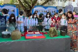 Exhiben objetos y documentos valiosos sobre eventos históricos de Vietnam 